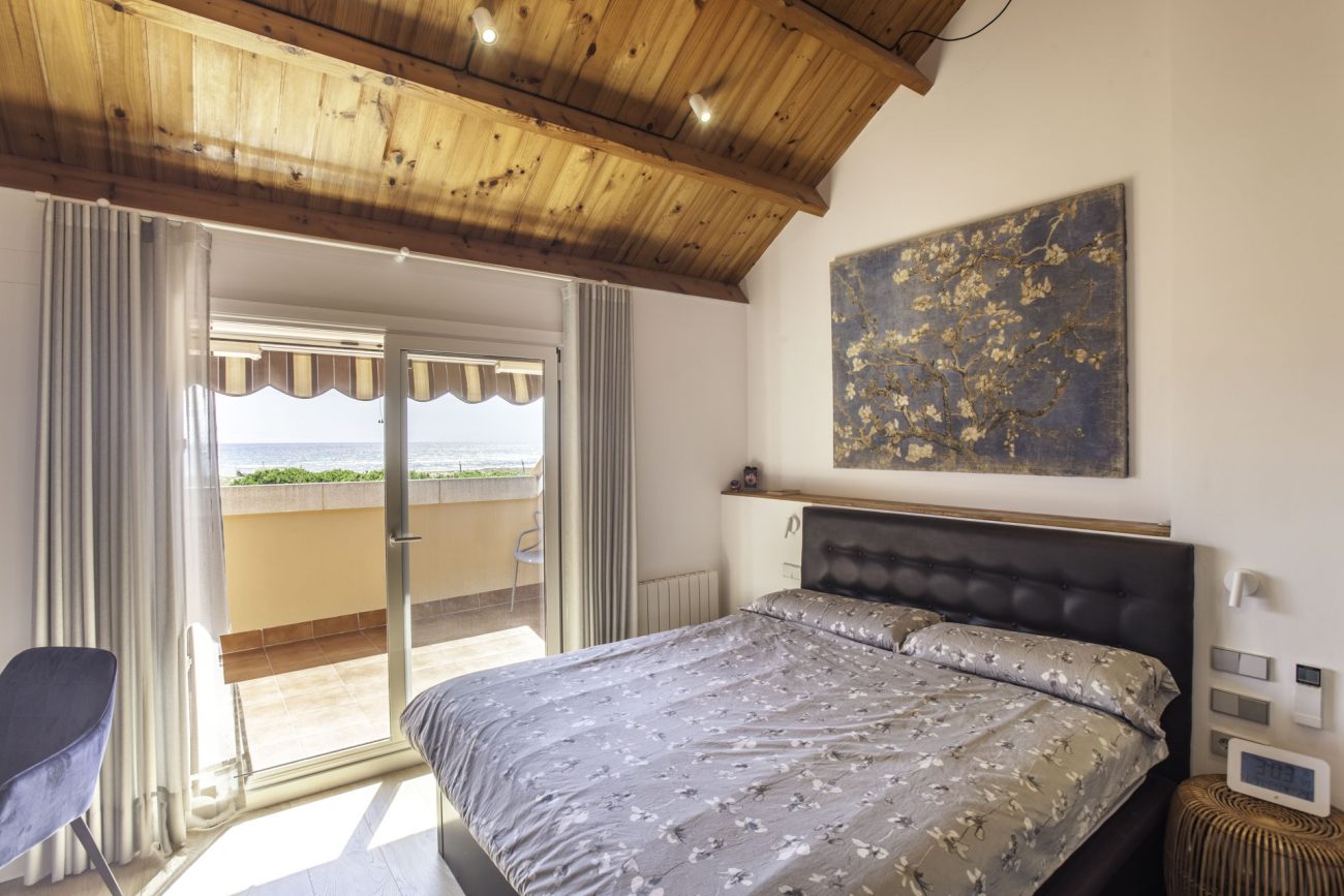 Newly refurbished townhouse at the first sea line