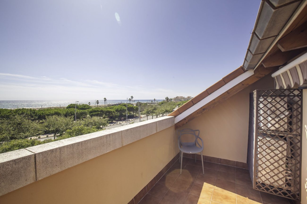 Newly refurbished townhouse at the first sea line