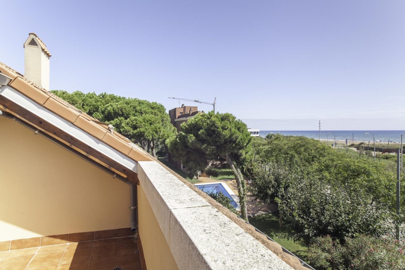 Newly refurbished townhouse at the first sea line