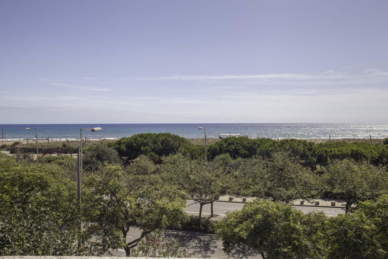 Newly refurbished townhouse at the first sea line