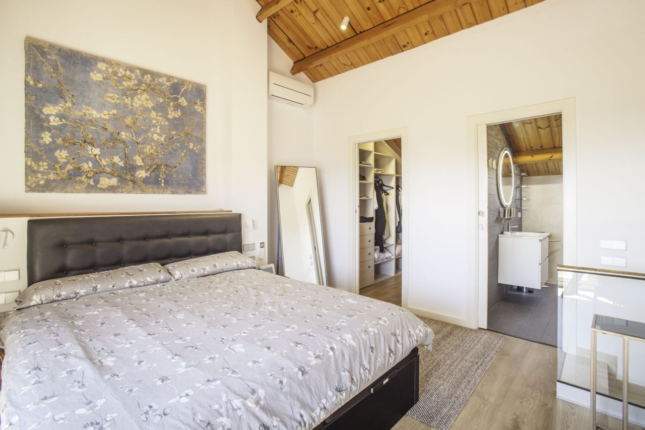 Newly refurbished townhouse at the first sea line