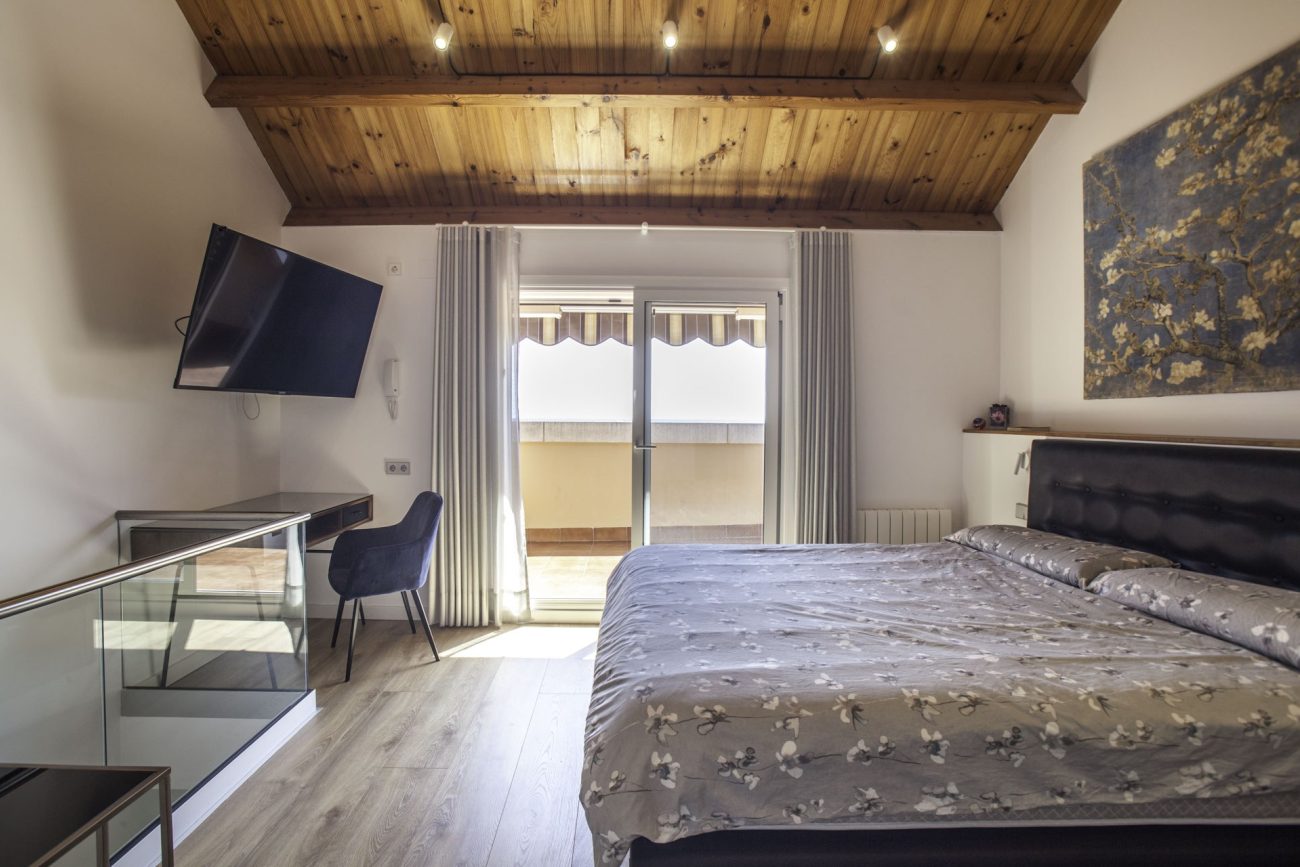 Newly refurbished townhouse at the first sea line