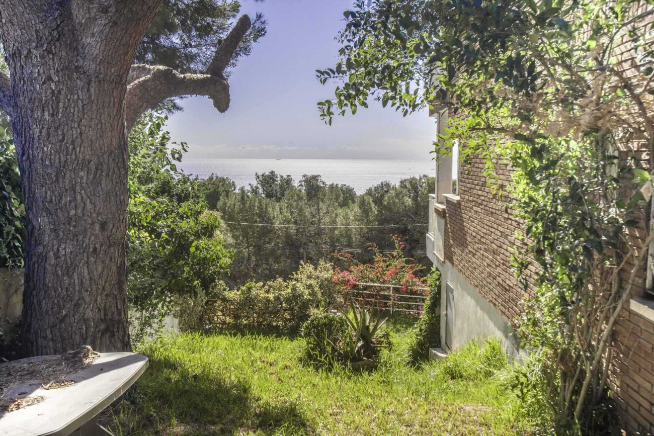 House in the best mountain area of Castelldefels