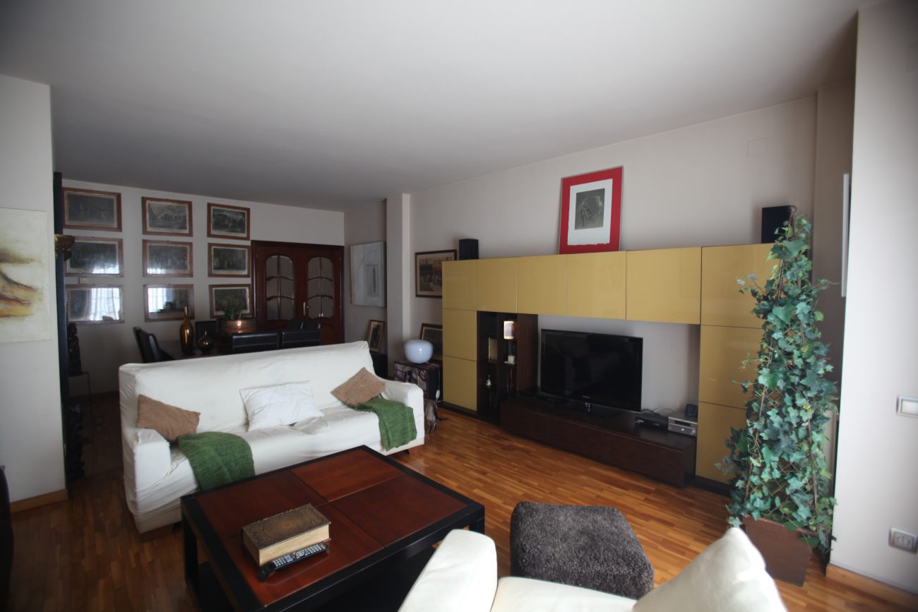 Large apartment in one of the main streets of Barcelona