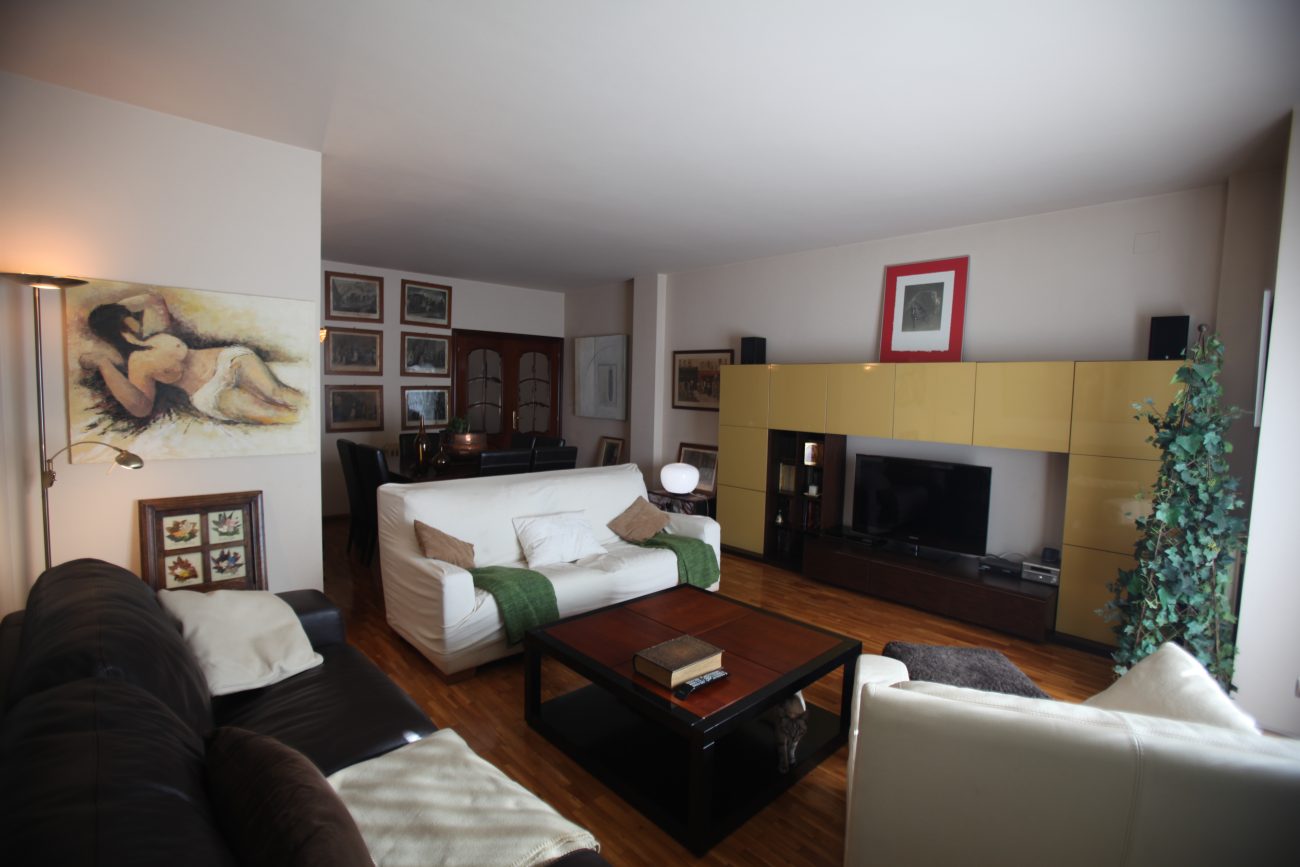 Large apartment in one of the main streets of Barcelona