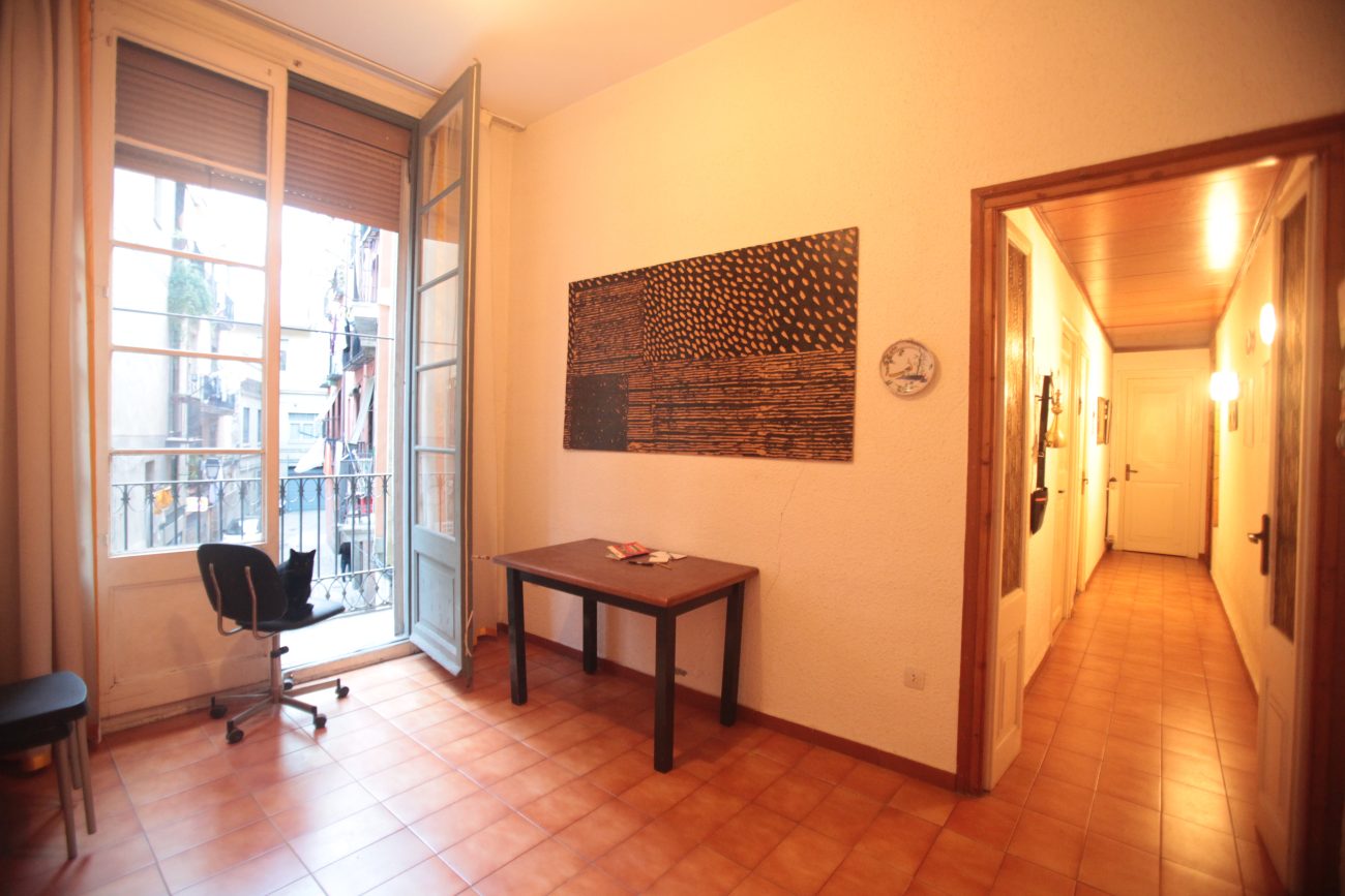 Stunning apartment with high ceilings in the center of Barcelona