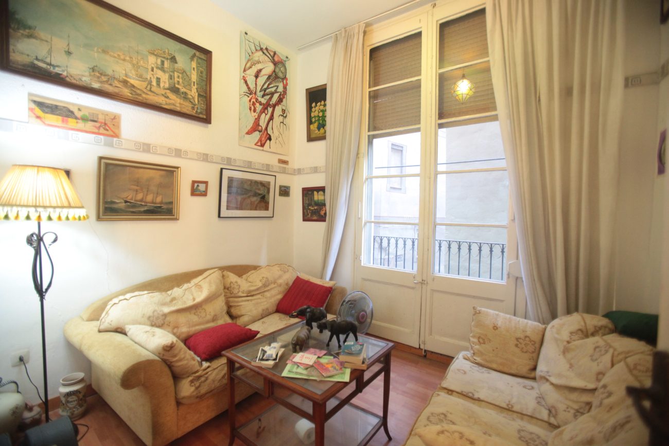 Stunning apartment with high ceilings in the center of Barcelona