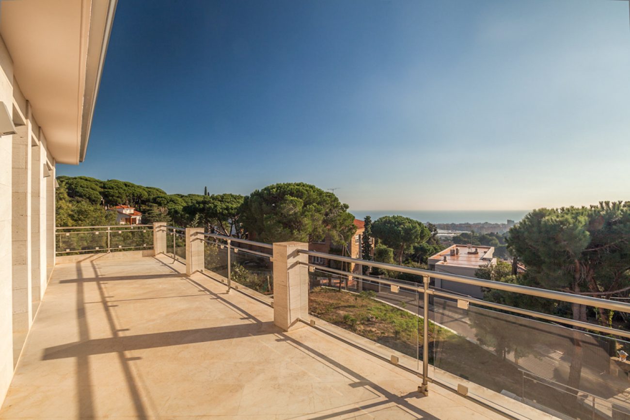 Newly constructed house with sea views