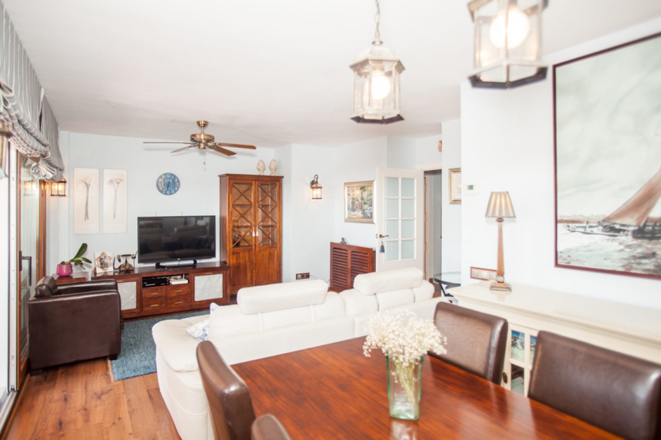 Apartment with private access to Gava Mar beach