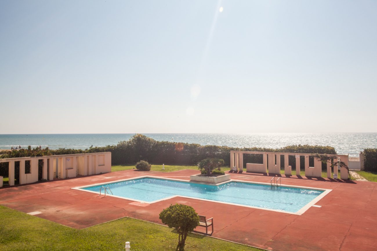 Apartment with private access to Gava Mar beach
