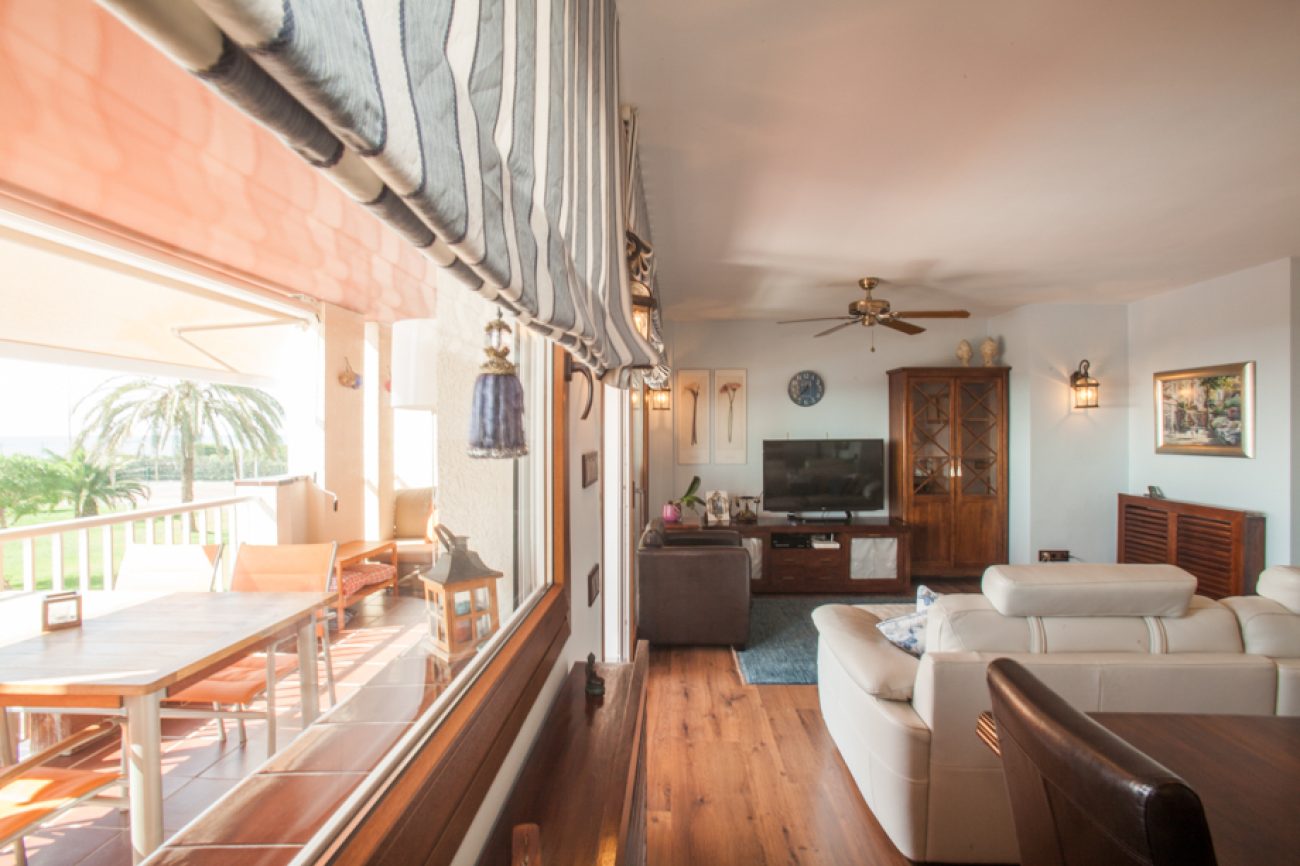 Apartment with private access to Gava Mar beach