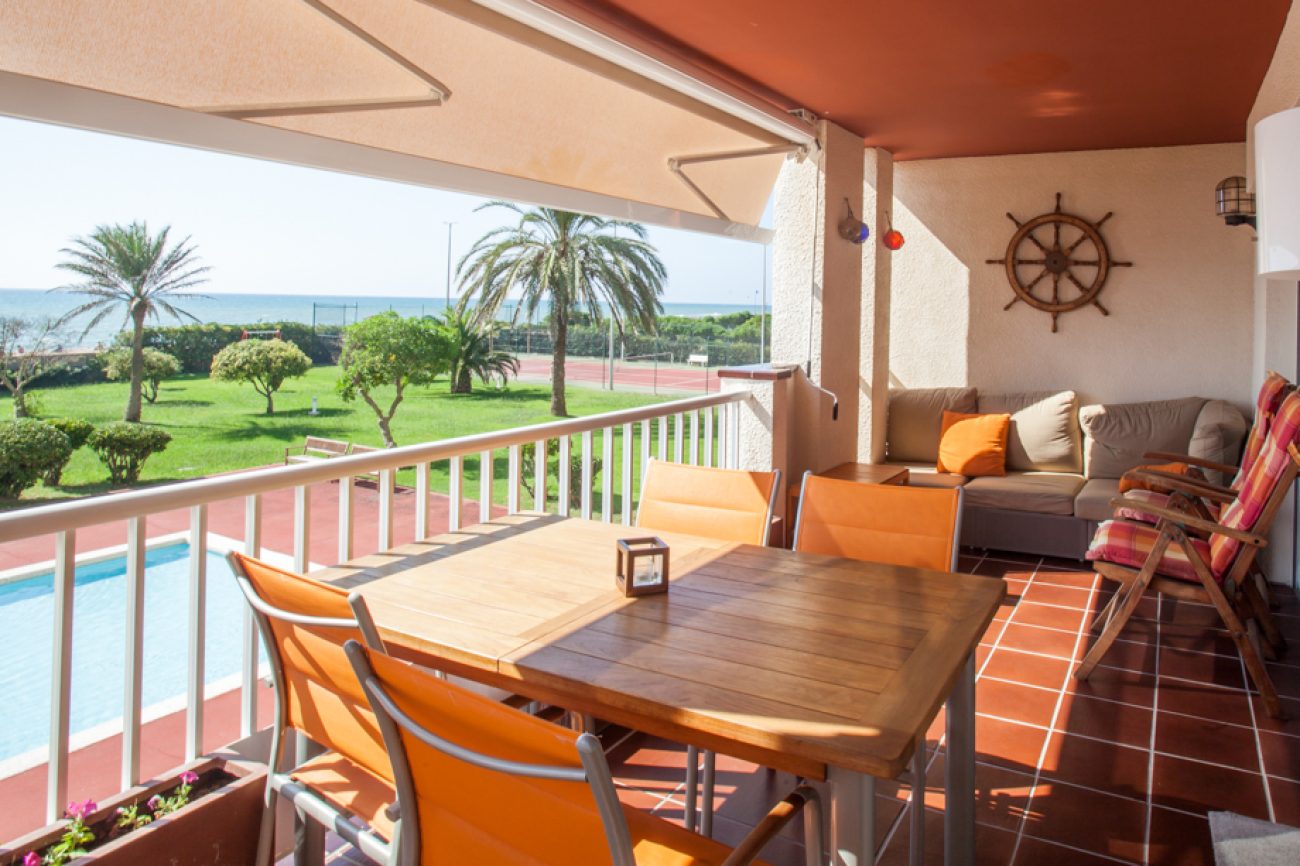Apartment with private access to Gava Mar beach