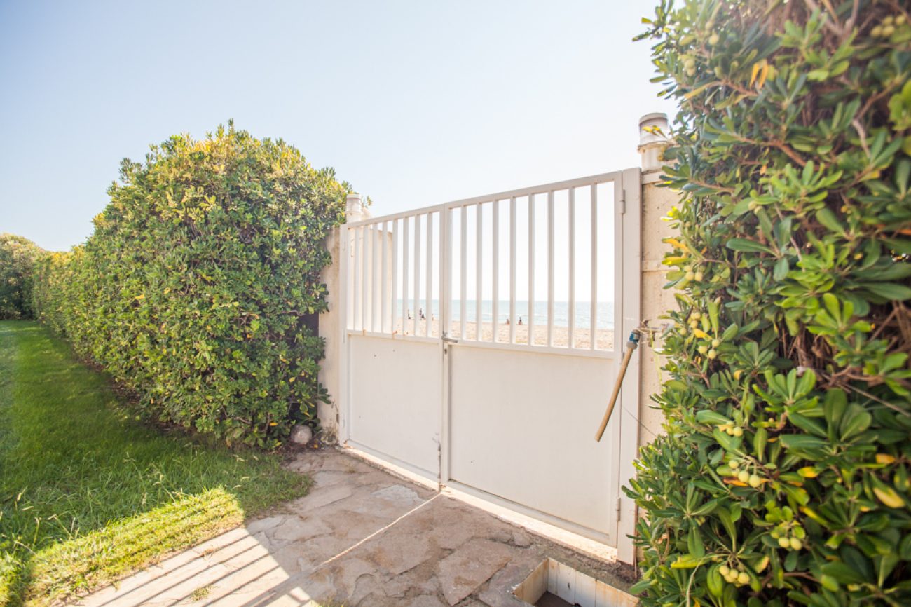Apartment with private access to Gava Mar beach