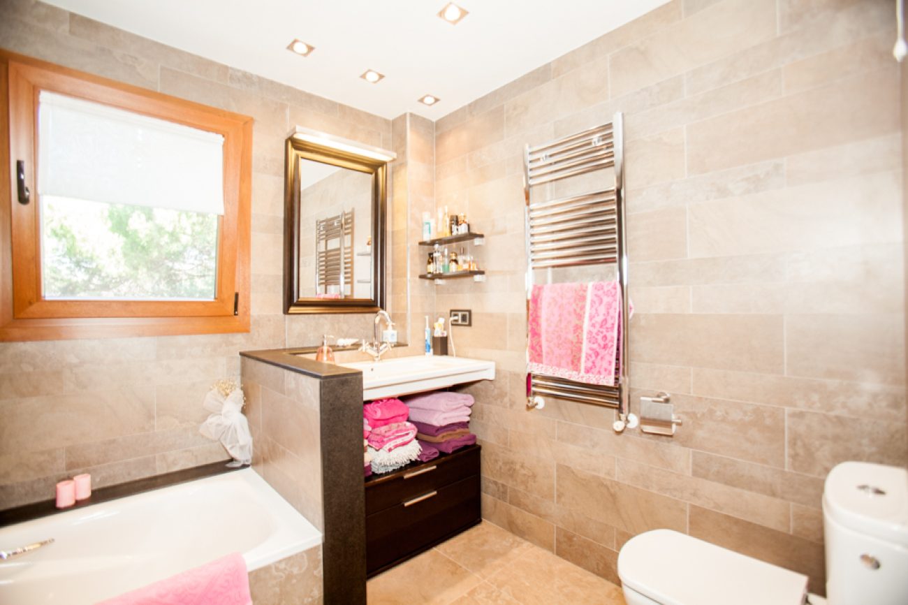 Apartment with private access to Gava Mar beach