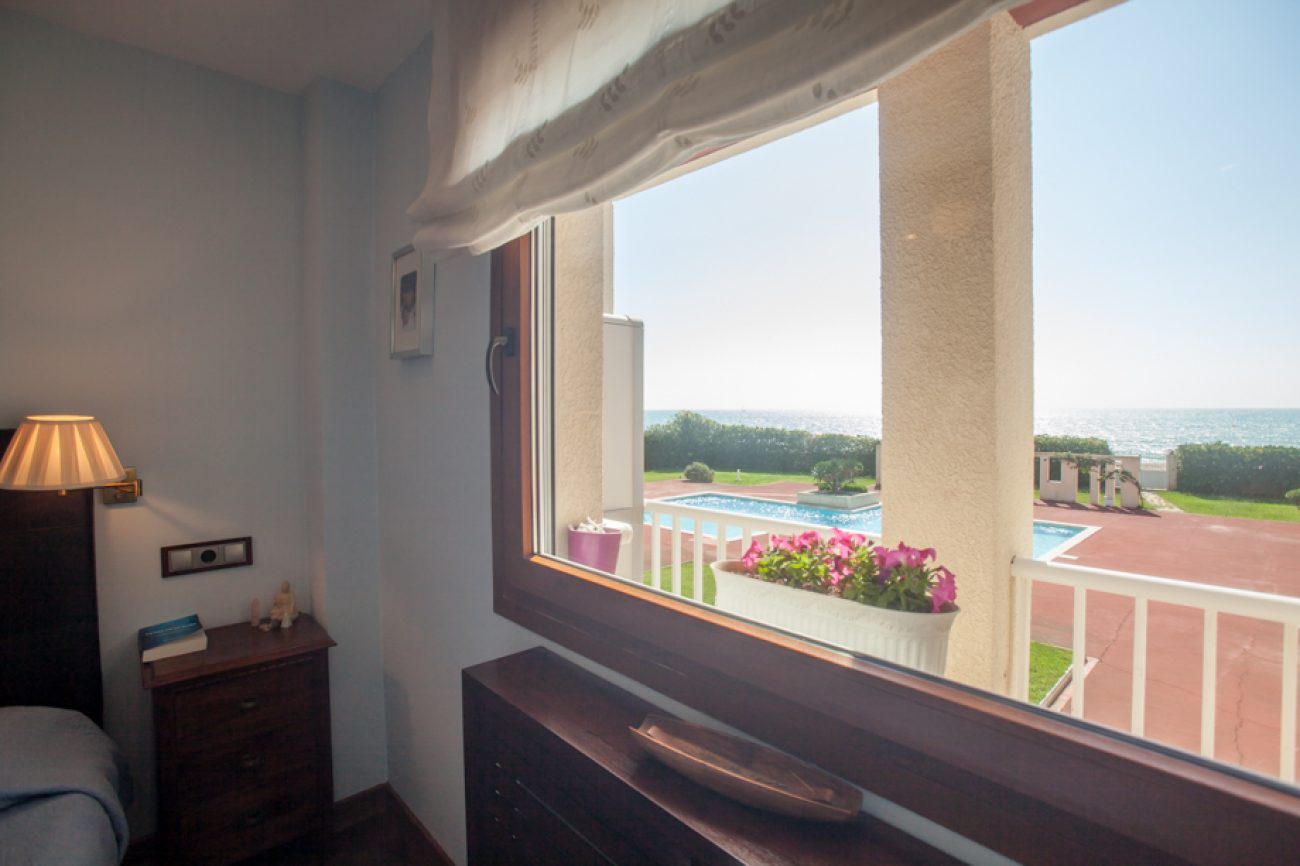 Apartment with private access to Gava Mar beach