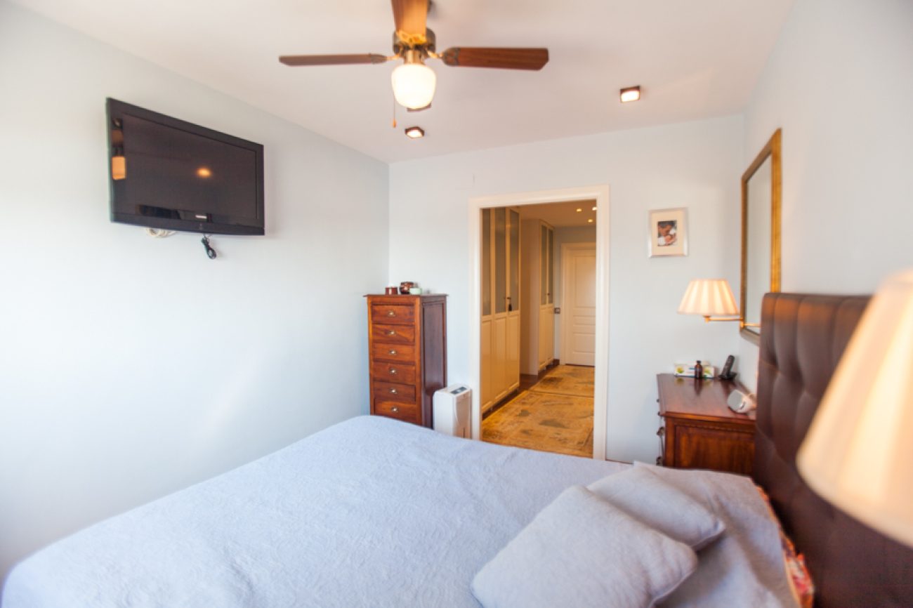 Apartment with private access to Gava Mar beach