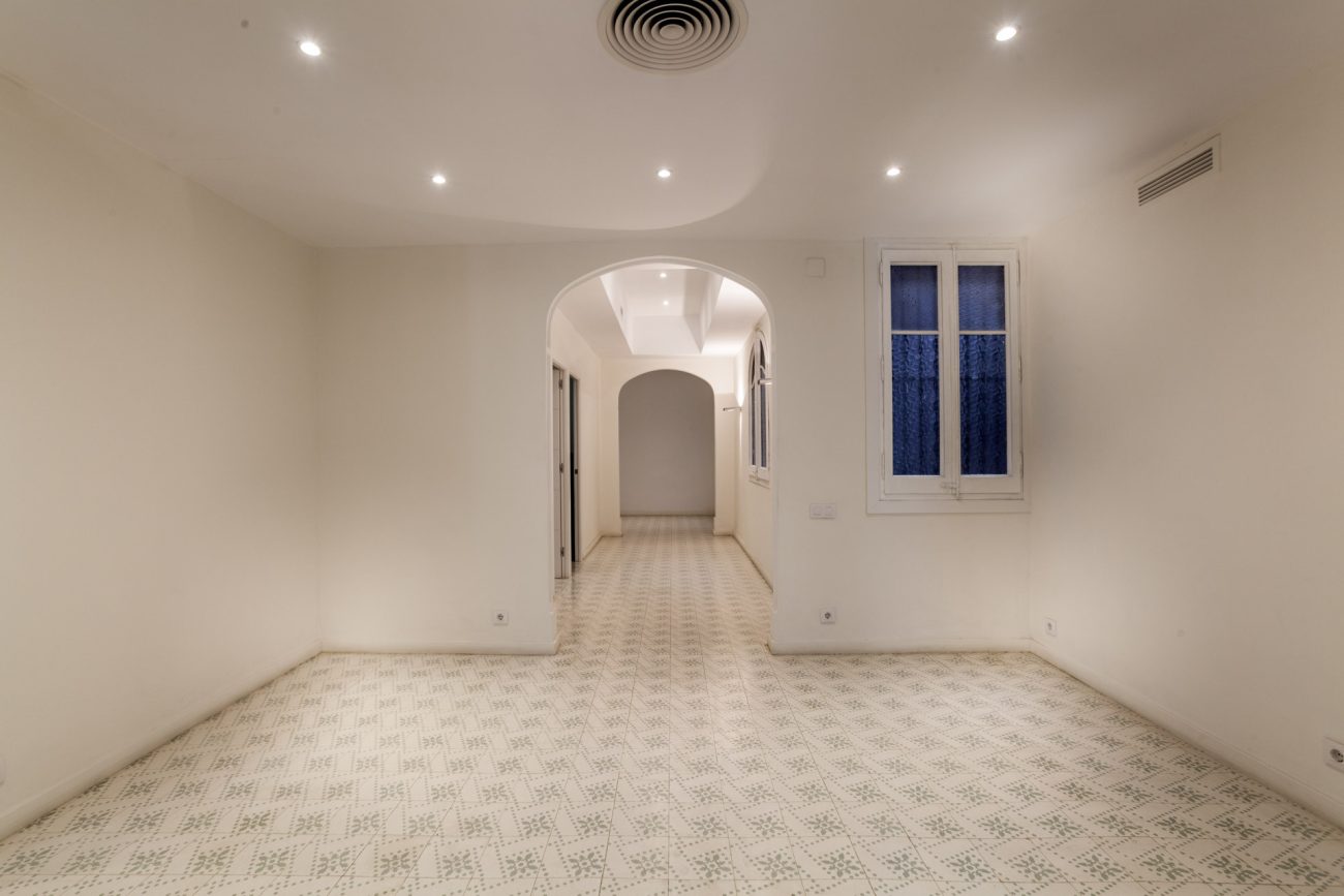 Spacious and  renovated apartment in Eixample ready-to-move-in