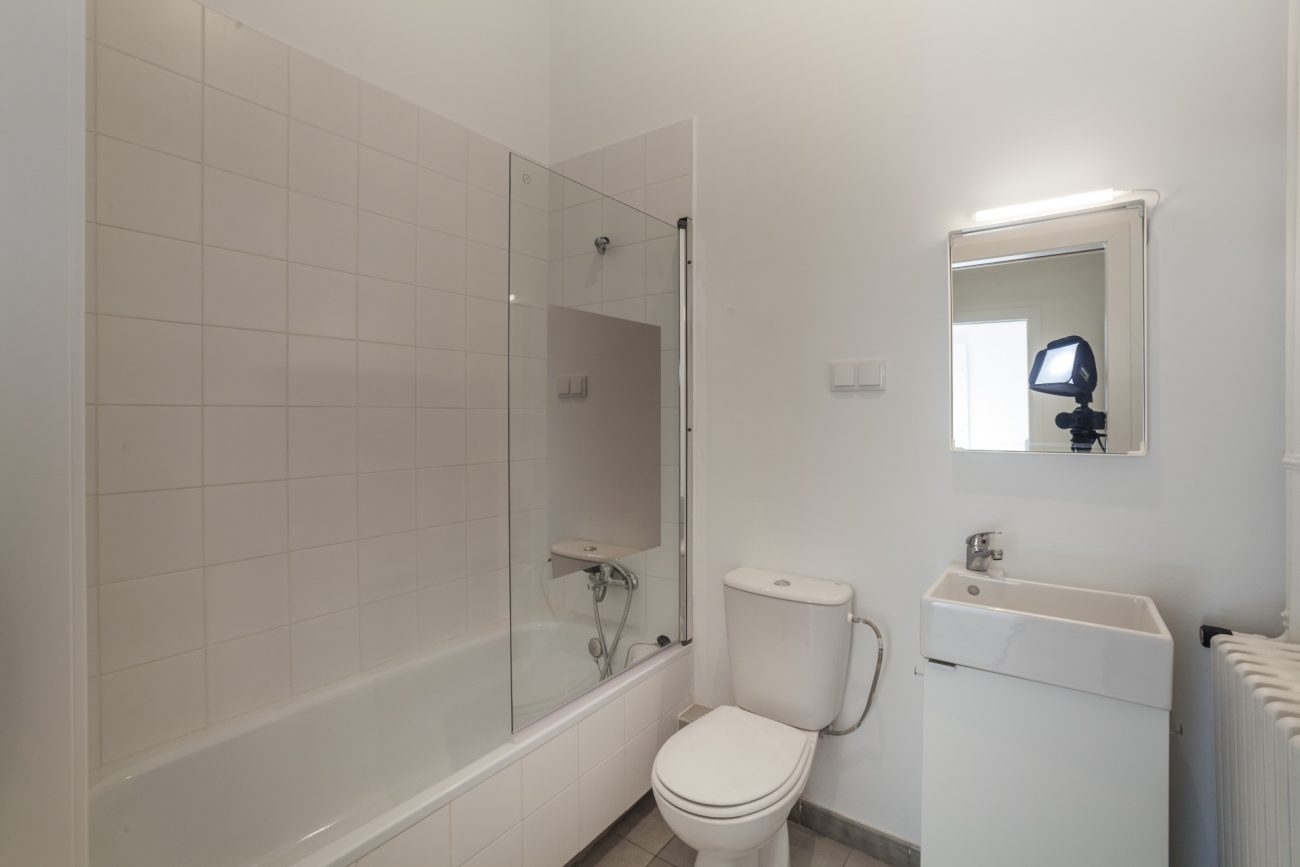 Spacious and  renovated apartment in Eixample ready-to-move-in