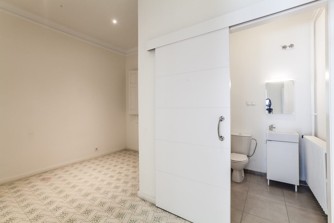 Spacious and  renovated apartment in Eixample ready-to-move-in