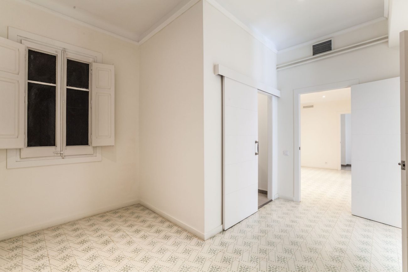 Spacious and  renovated apartment in Eixample ready-to-move-in