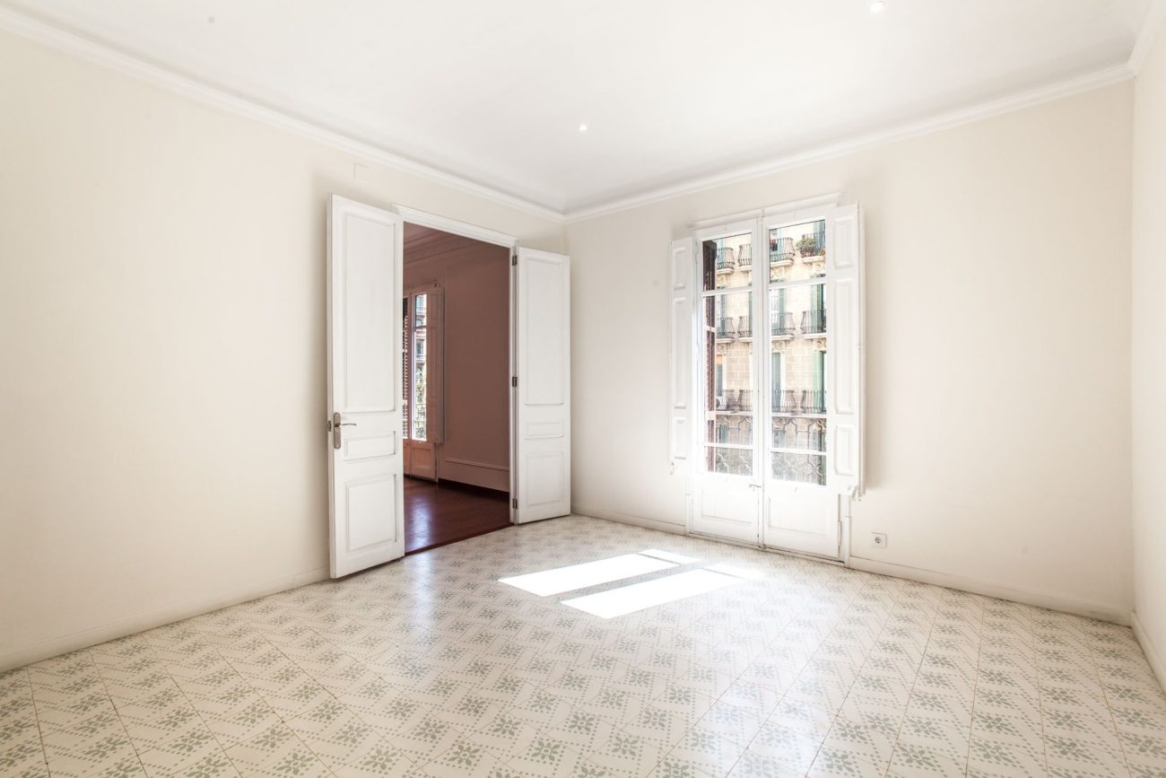 Spacious and  renovated apartment in Eixample ready-to-move-in