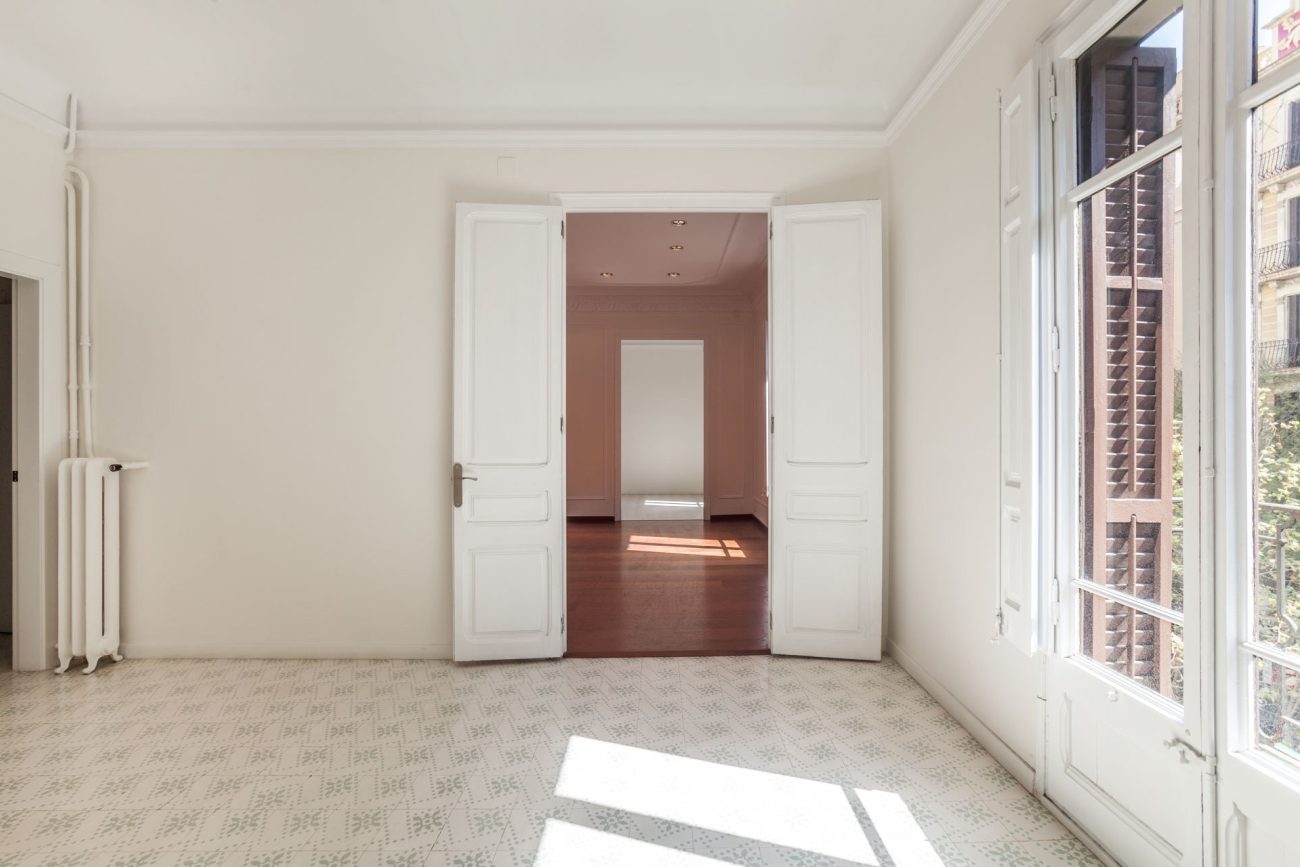 Spacious and  renovated apartment in Eixample ready-to-move-in