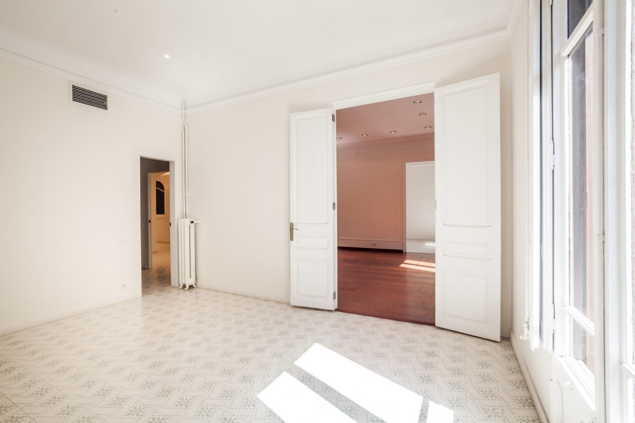 Spacious and  renovated apartment in Eixample ready-to-move-in