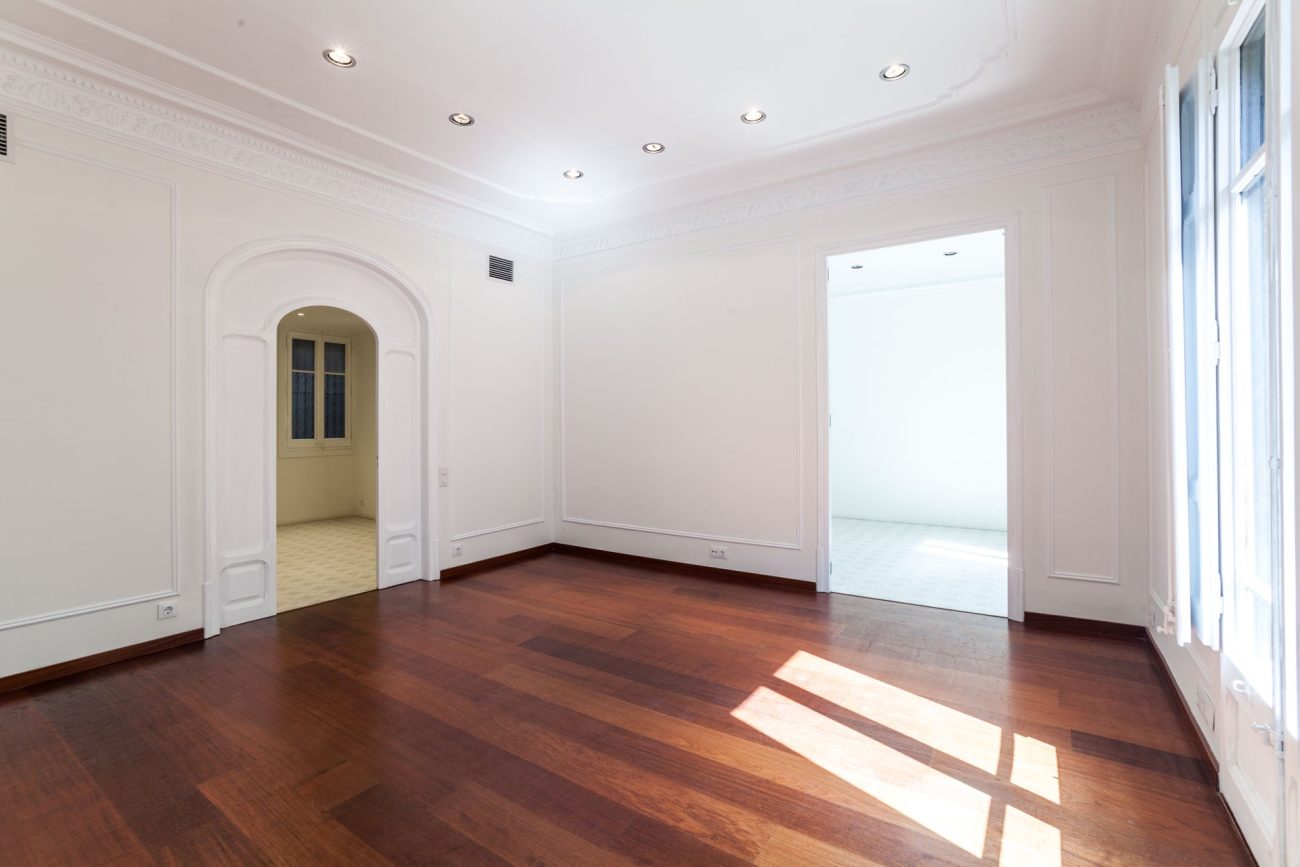 Spacious and  renovated apartment in Eixample ready-to-move-in