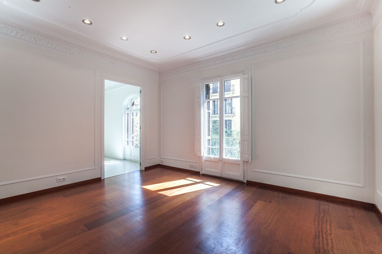 Spacious and  renovated apartment in Eixample ready-to-move-in