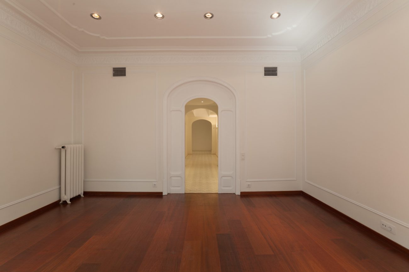 Spacious and  renovated apartment in Eixample ready-to-move-in