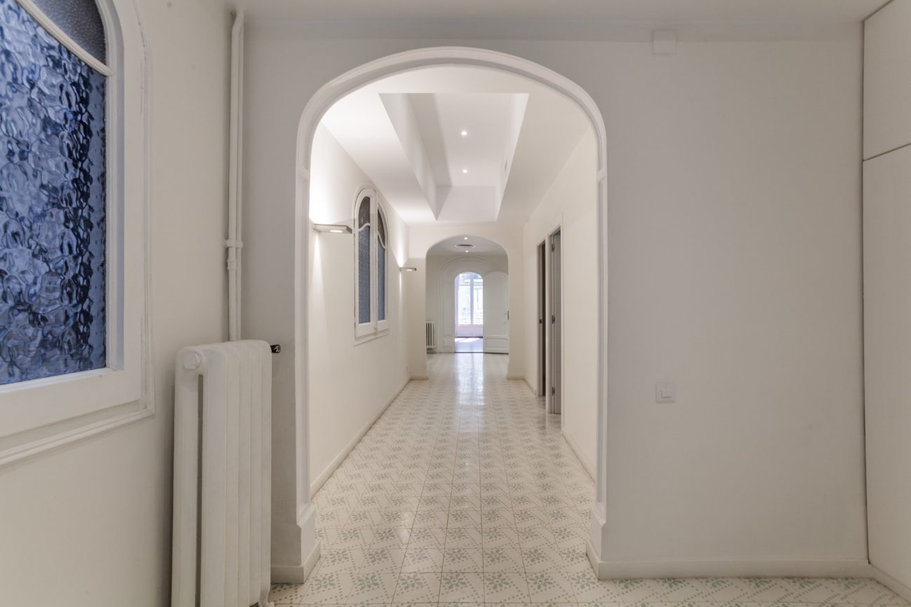 Spacious and  renovated apartment in Eixample ready-to-move-in