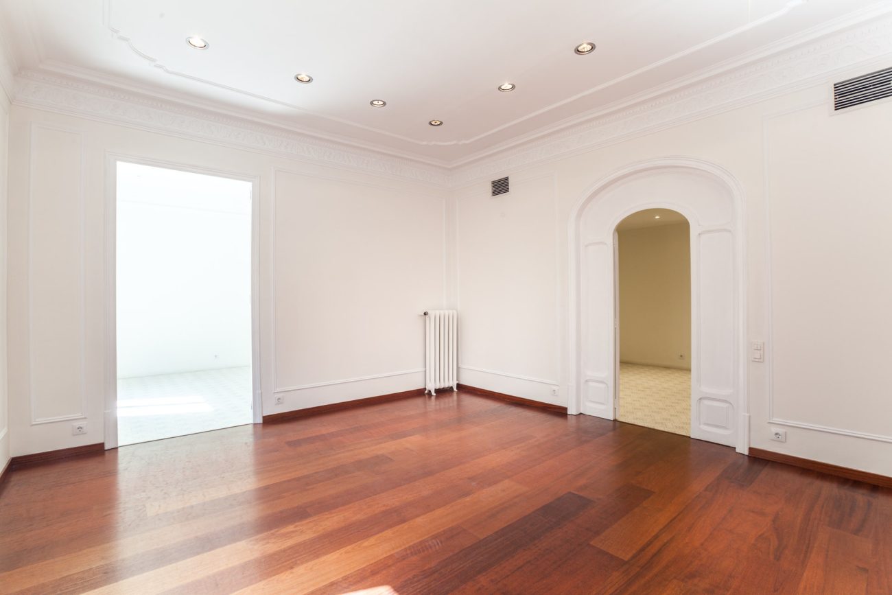 Spacious and  renovated apartment in Eixample ready-to-move-in