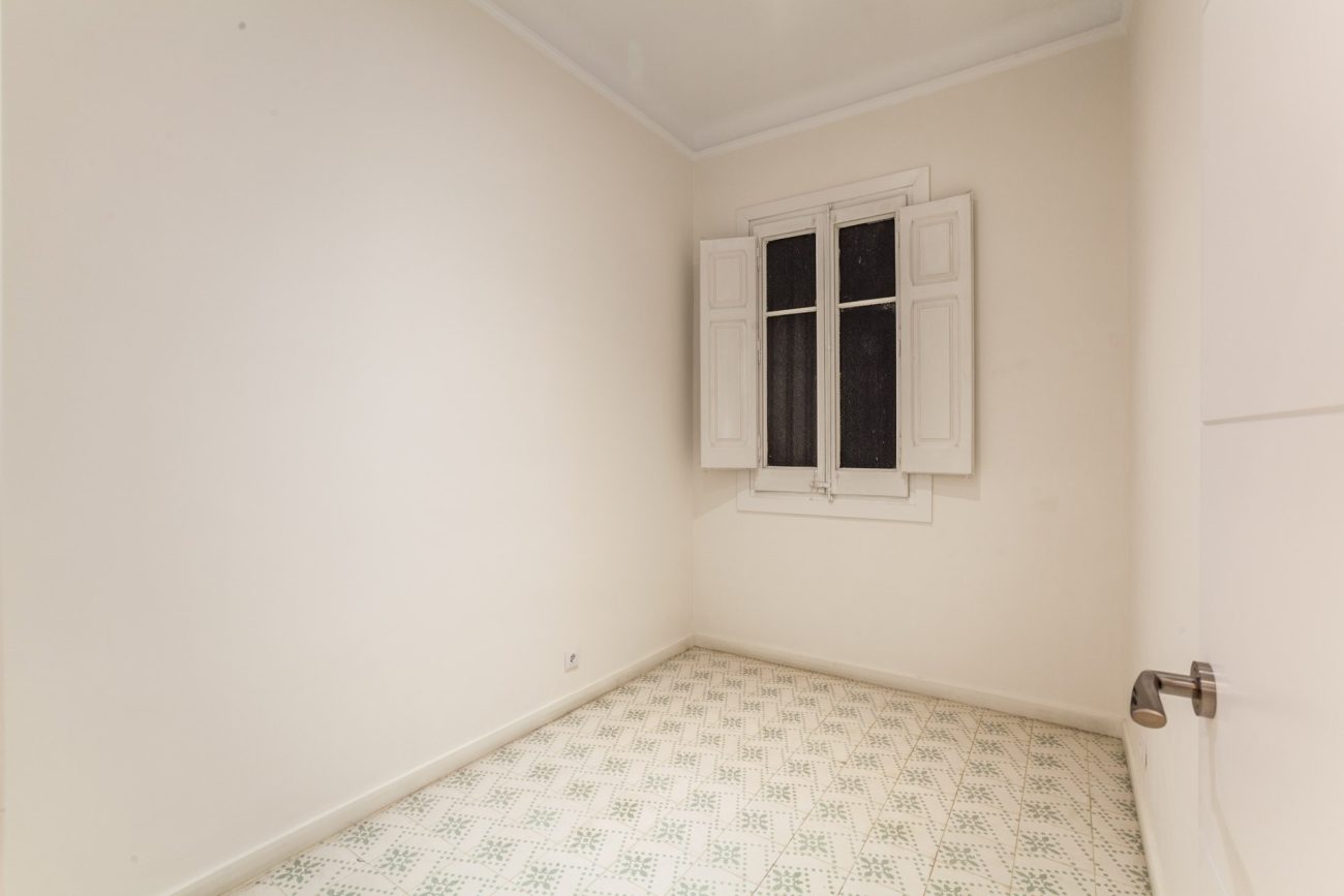 Spacious and  renovated apartment in Eixample ready-to-move-in