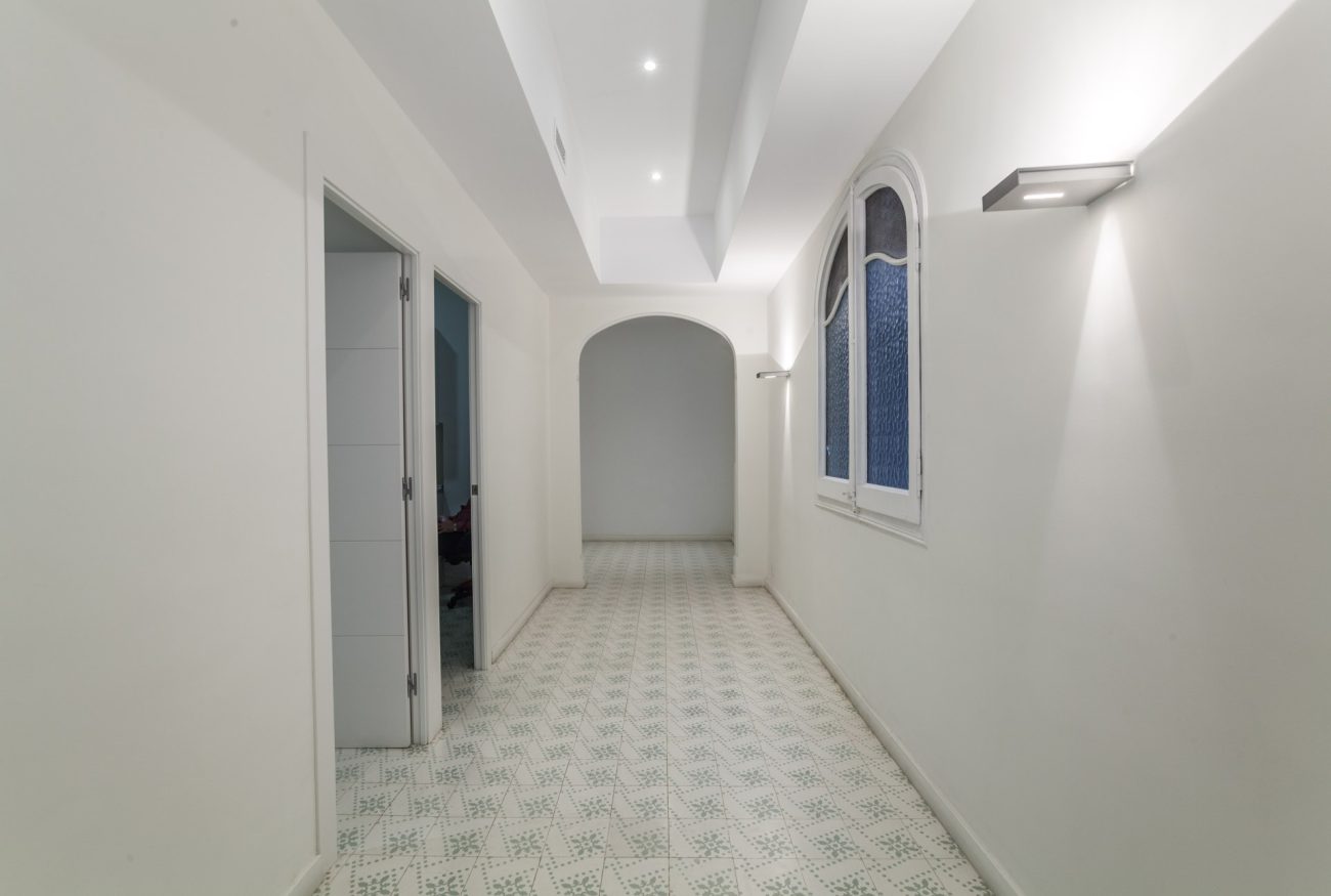 Spacious and  renovated apartment in Eixample ready-to-move-in