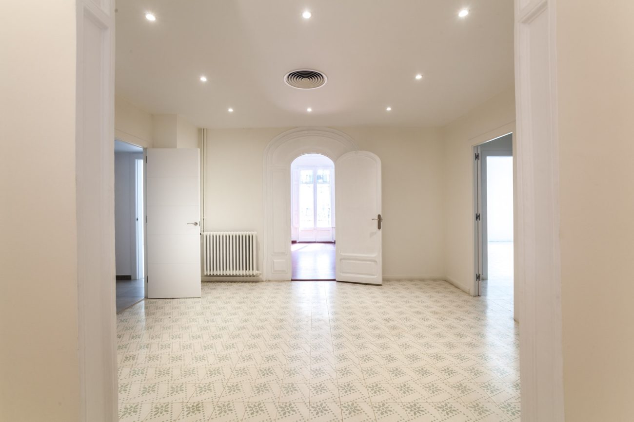 Spacious and  renovated apartment in Eixample ready-to-move-in