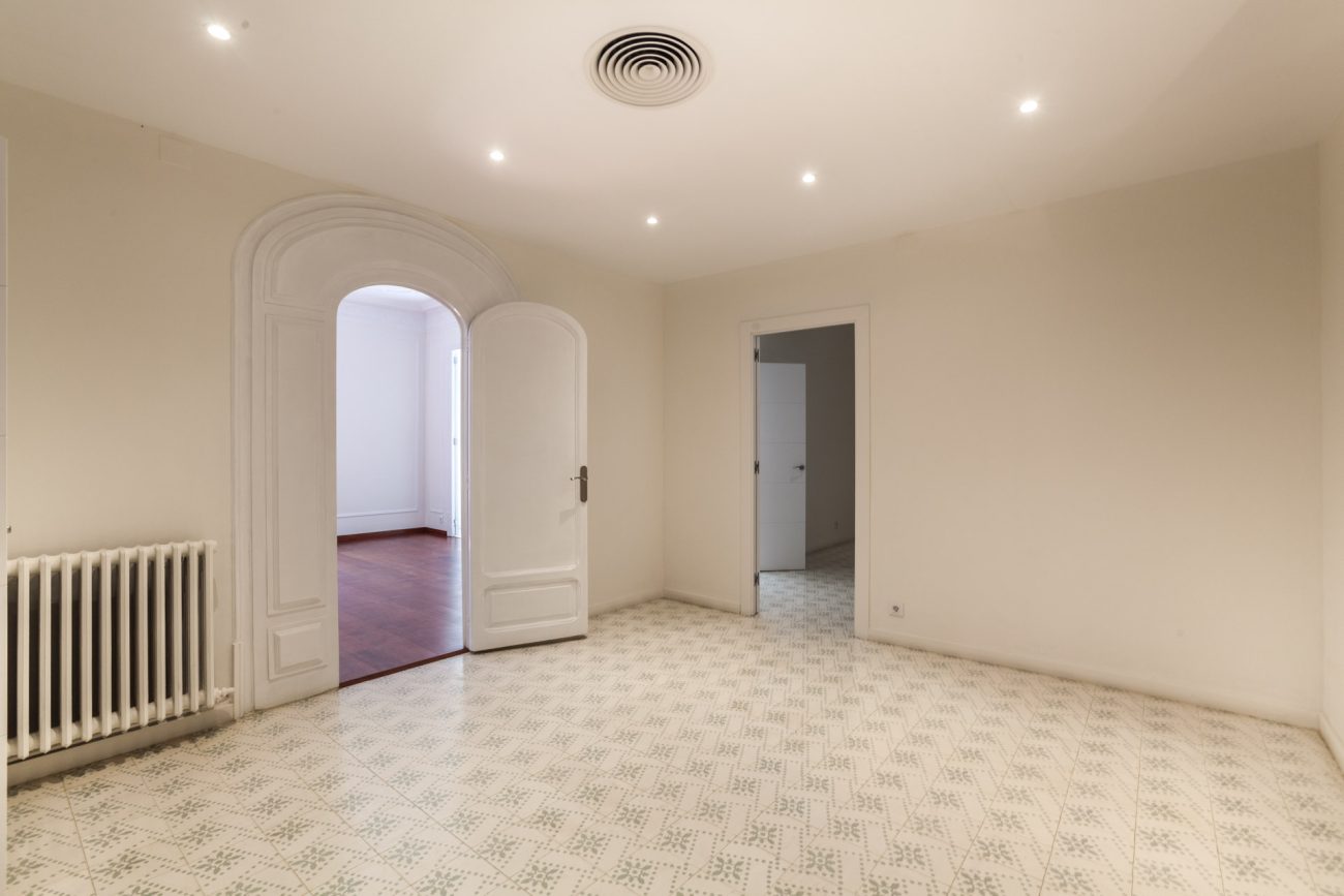 Spacious and  renovated apartment in Eixample ready-to-move-in
