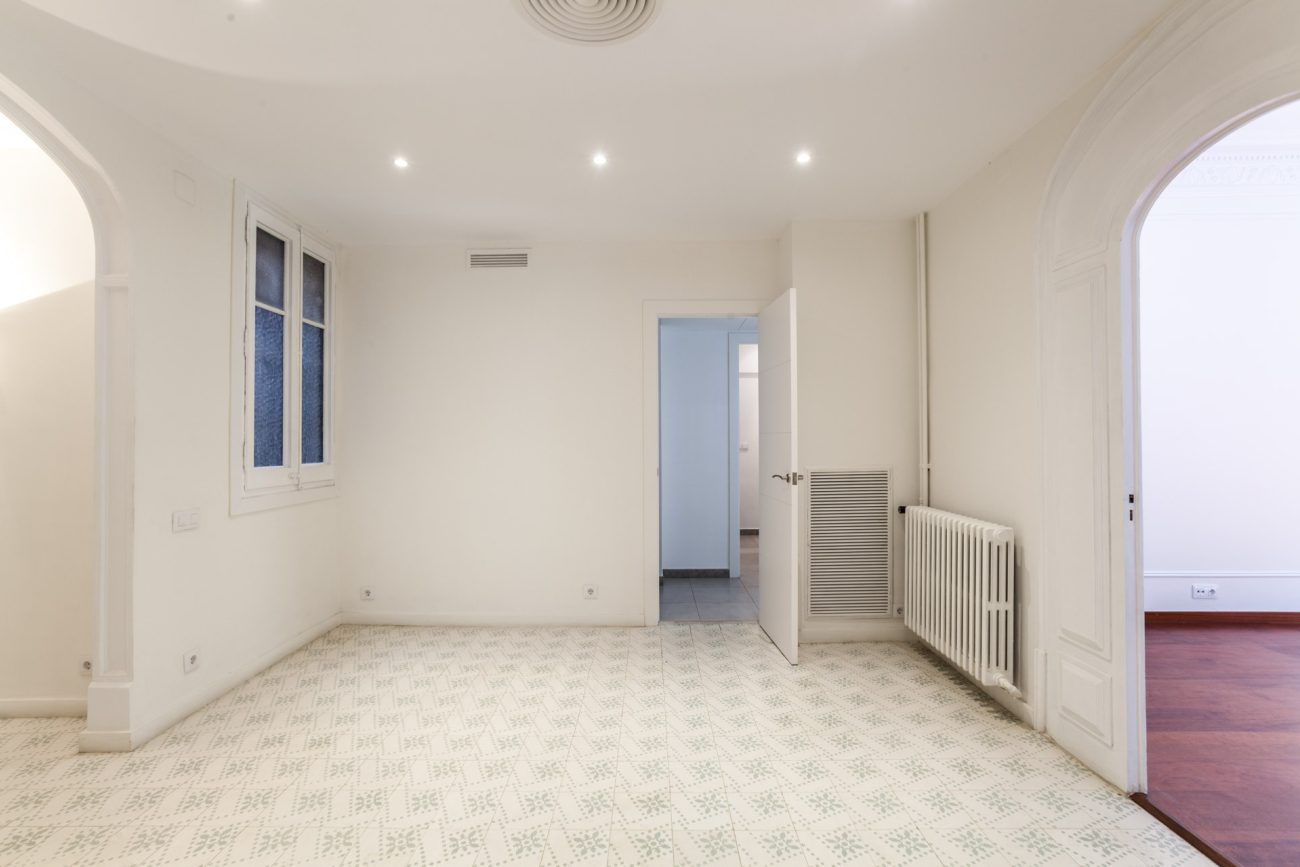 Spacious and  renovated apartment in Eixample ready-to-move-in