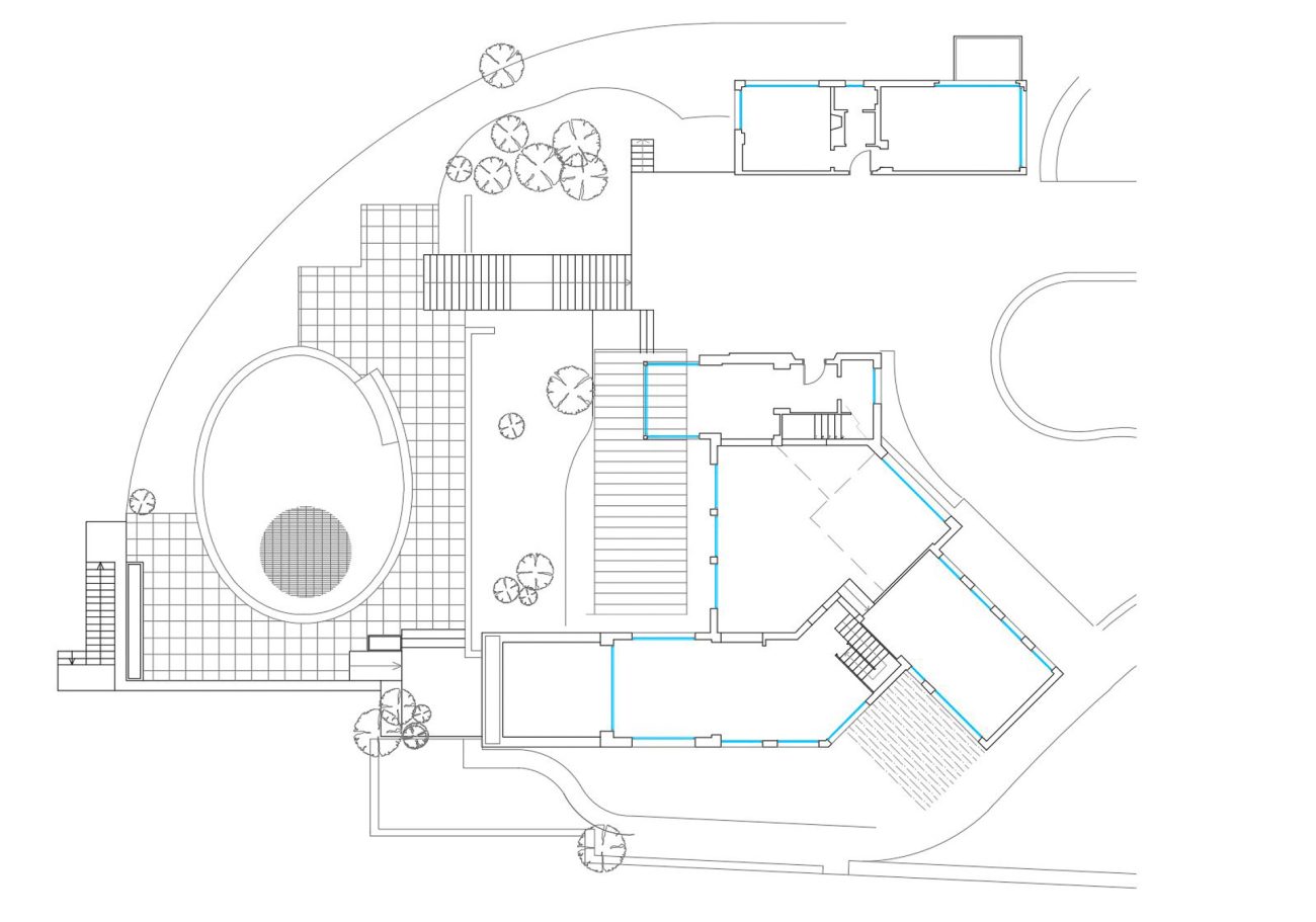 Exceptional plot with private beach