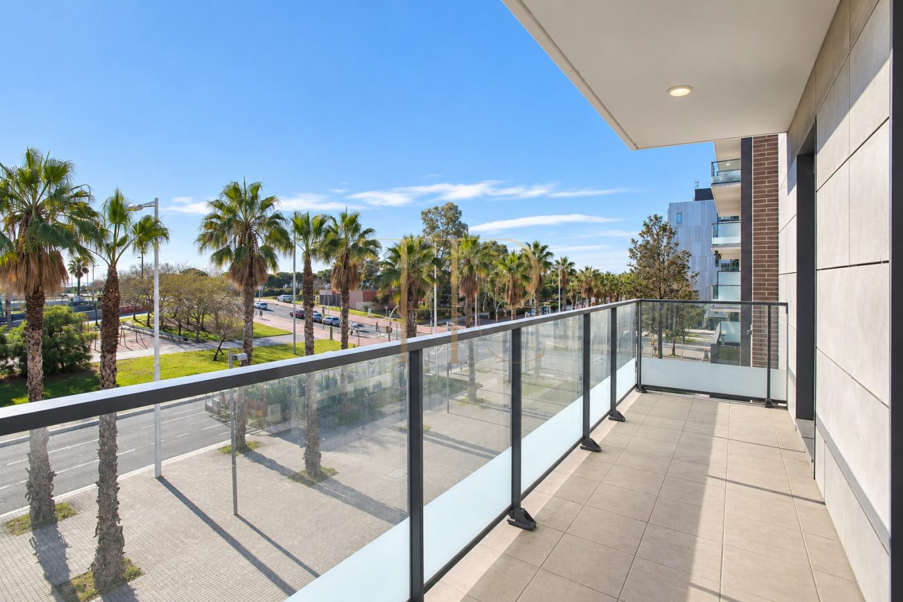 Let apartment with terrace and pool in Poblenou