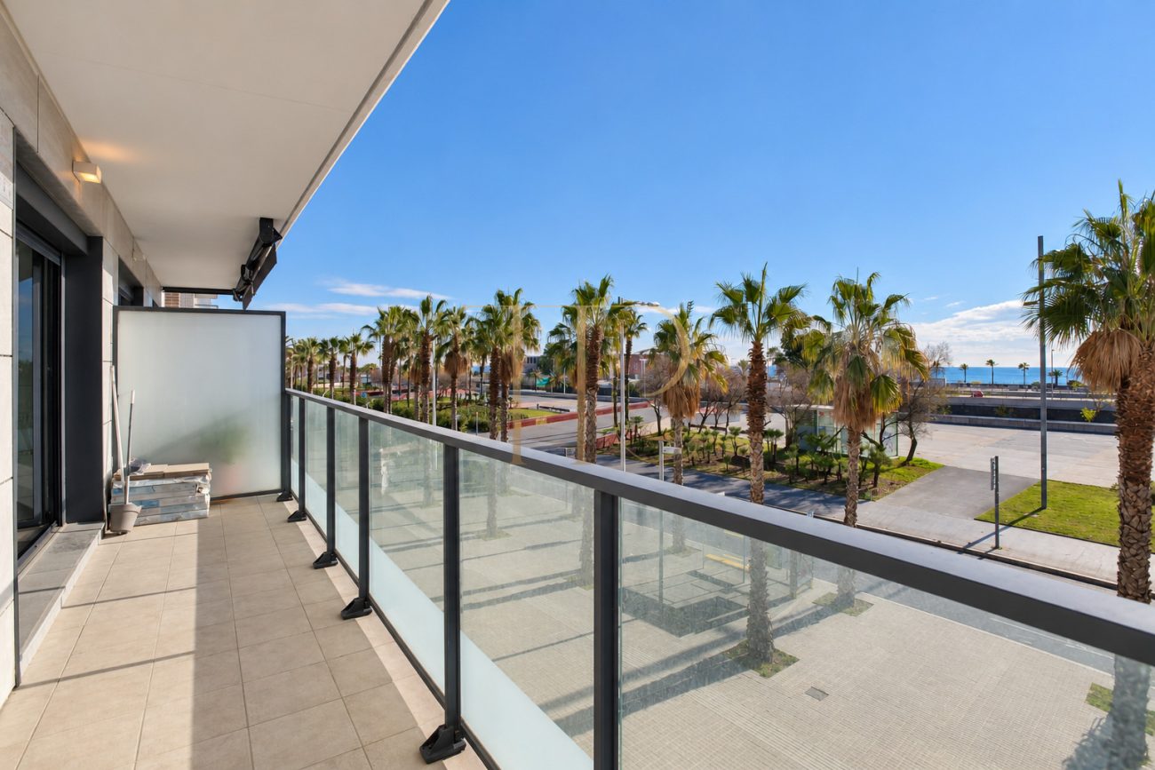 Let apartment with terrace and pool in Poblenou
