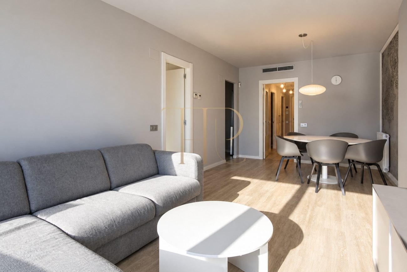 Let apartment with terrace and pool in Poblenou