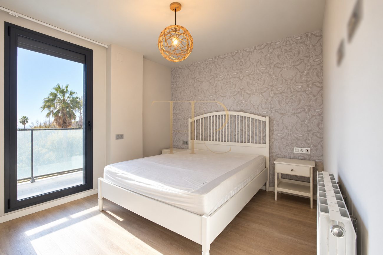 Let apartment with terrace and pool in Poblenou
