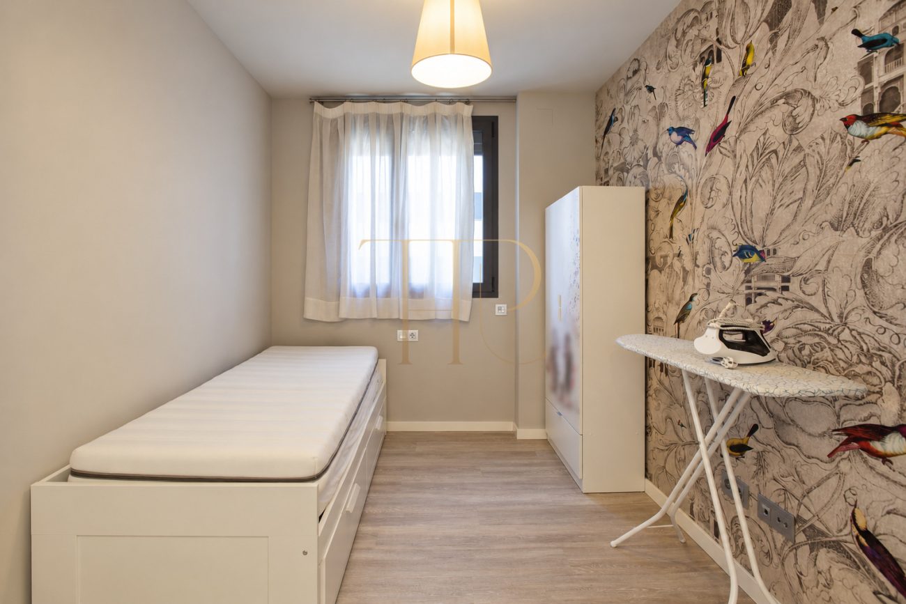 Let apartment with terrace and pool in Poblenou