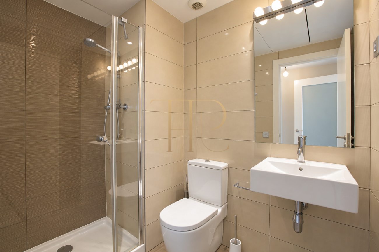 Let apartment with terrace and pool in Poblenou
