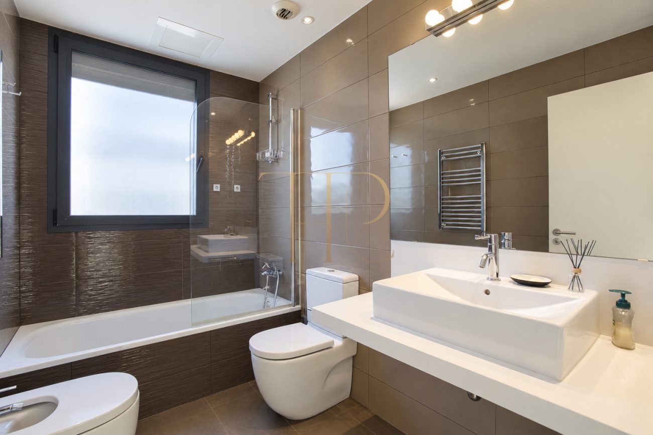 Let apartment with terrace and pool in Poblenou