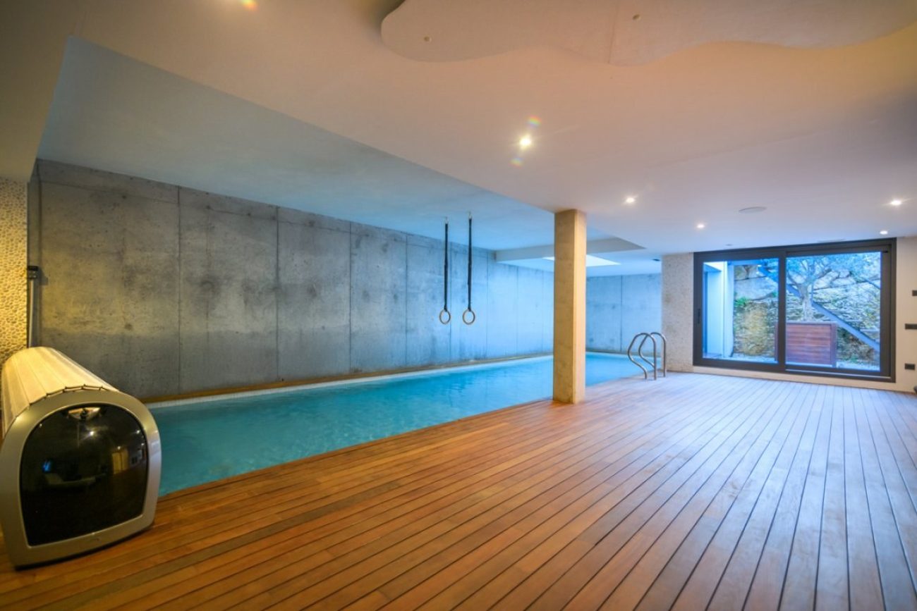 Luxury villa for sale in Sitges facing the golf course: exclusive mansion with private spa and large plot