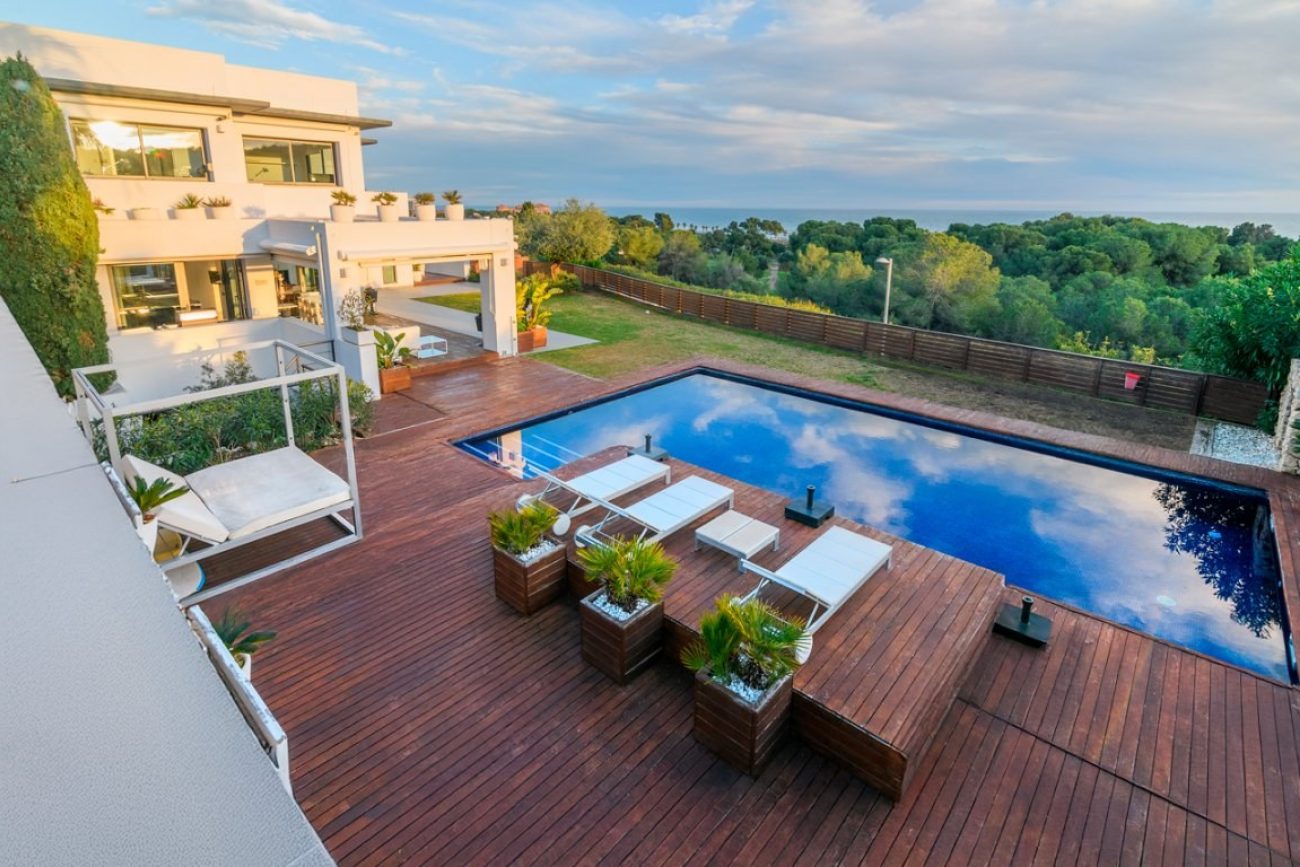 Luxury villa for sale in Sitges facing the golf course: exclusive mansion with private spa and large plot