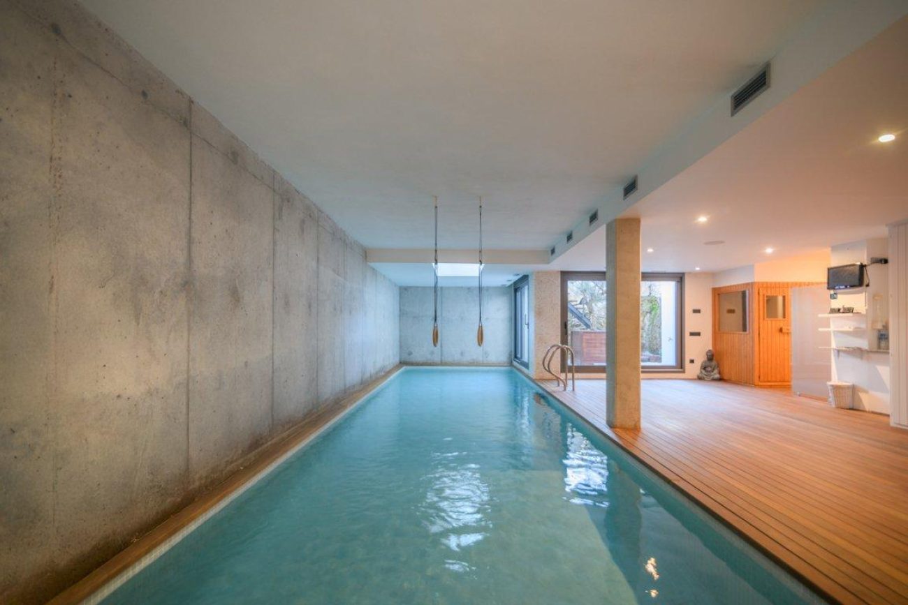 Luxury villa for sale in Sitges facing the golf course: exclusive mansion with private spa and large plot