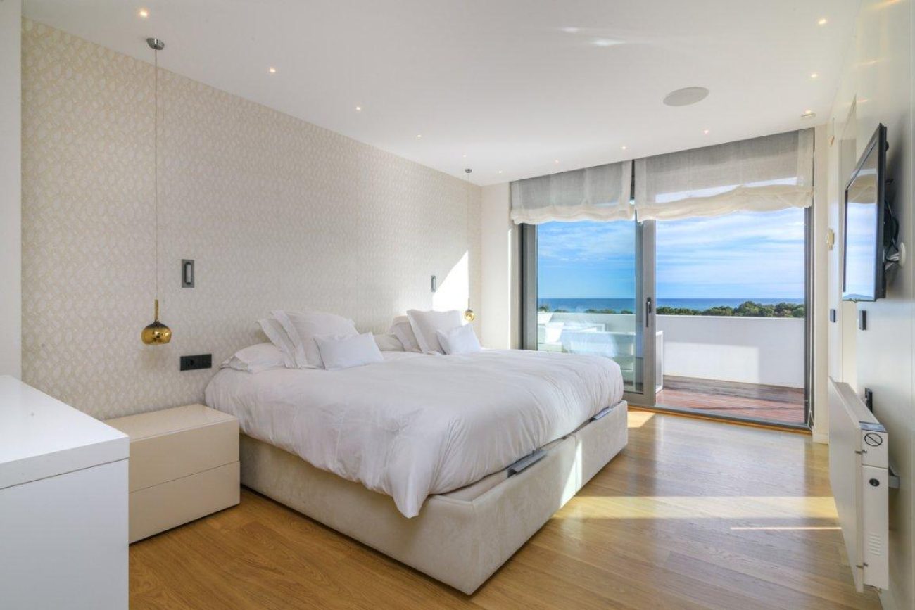 Luxury villa for sale in Sitges facing the golf course: exclusive mansion with private spa and large plot