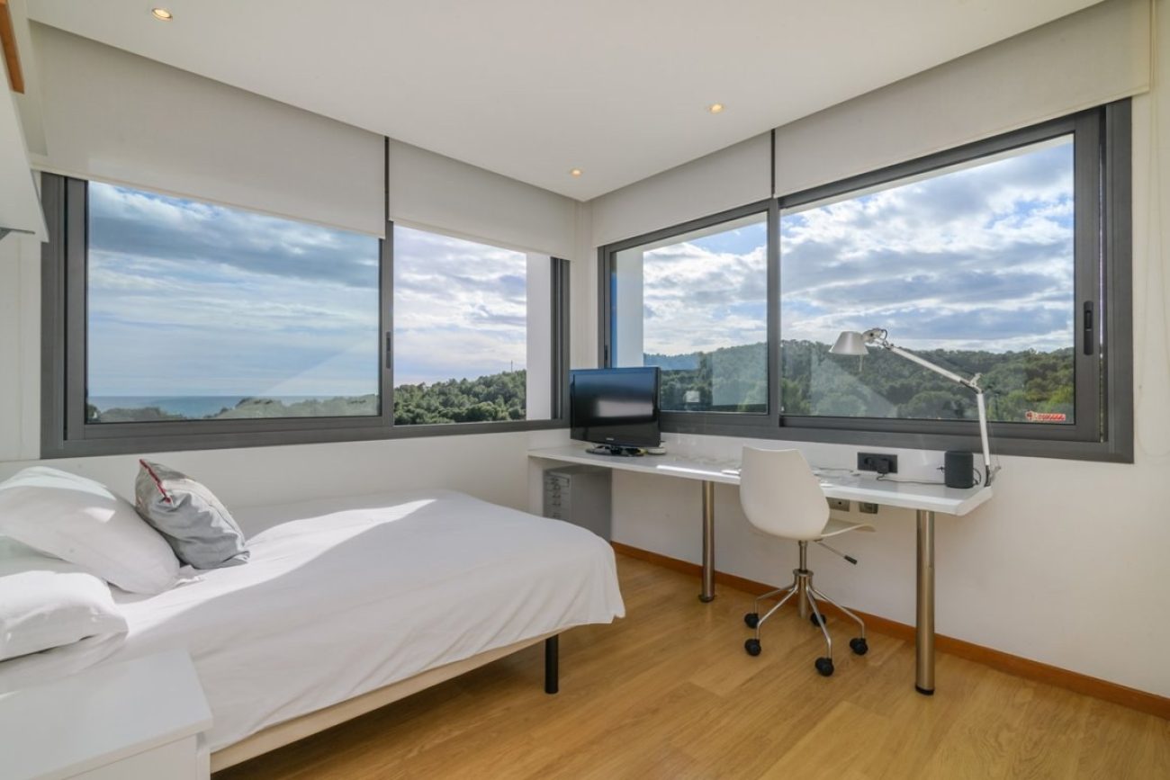 Luxury villa for sale in Sitges facing the golf course: exclusive mansion with private spa and large plot